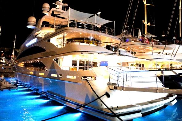 A skyline meeting room for hybrid summits.